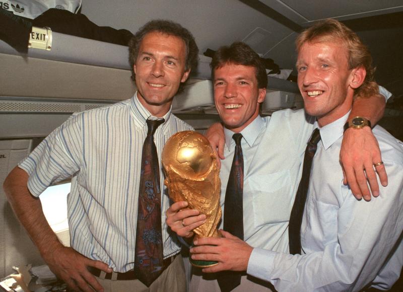 Como seleccionador alemán, junto a Matthäus y Brehme, tras conquistar el Mundial de 1990 en Italia.