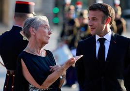Borne y Macron dialogan a su llegada a una cena de gala ofrecida por el museo del Louvre.