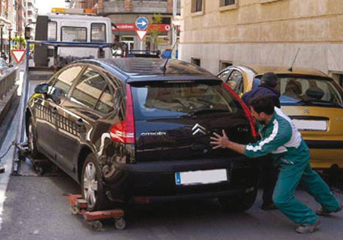 El coche se lleva la grúa