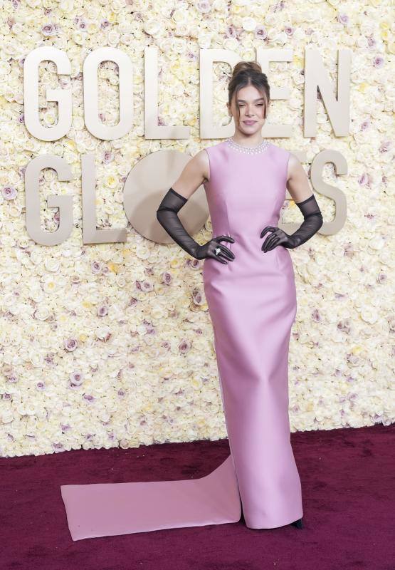 Hailee Steinfeld con un 'look' con reminiscencias del Hollywood más glamuroso gracias a un Prada rosa acompañado por guantes transparentes. 