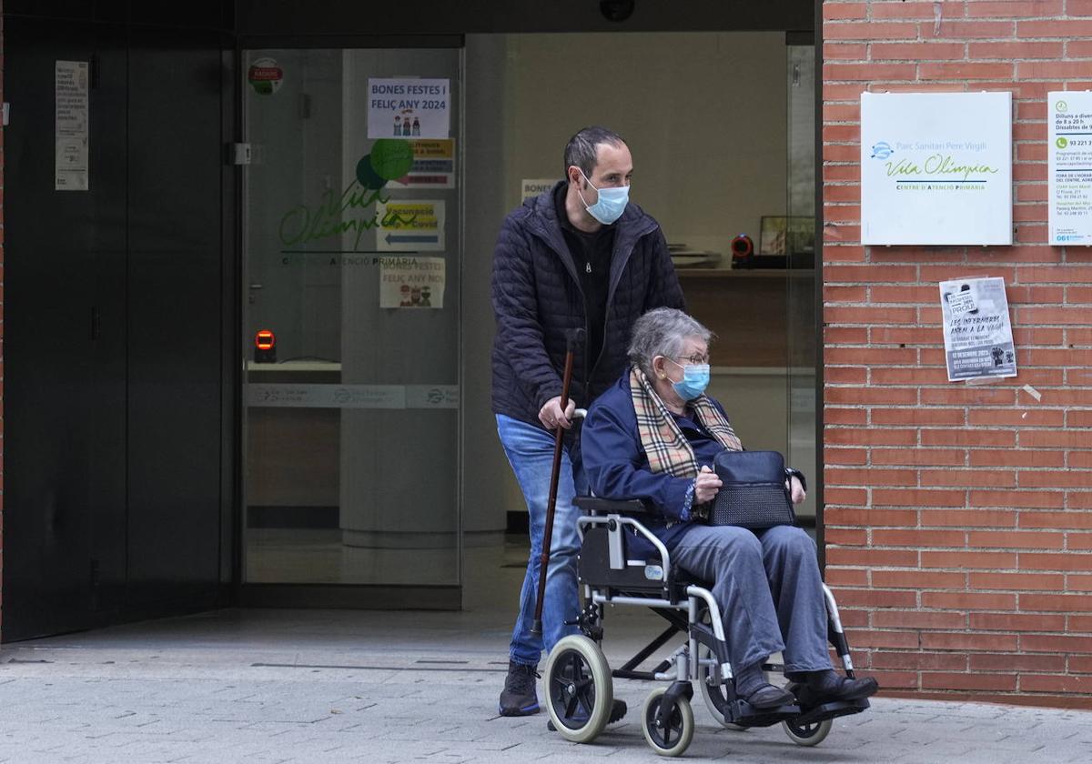 Sanidad impondrá el uso obligatorio de mascarillas en todos los centros sanitarios