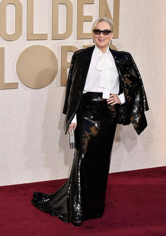 Meryl Streep mezcla tres tendencias con éxito: el binomio blanco-negro, blusa con lazada y lentejuelas. 