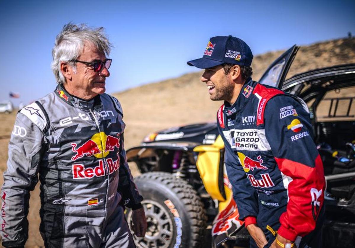 Carlos Sainz, junto al brasileño Lucas Moraes, antes del comienzo de la tercera etapa del Dakar.