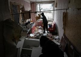 Los residentes locales limpian su apartamento tras un ataque con drones rusos en la localidad ucraniana de Dnipró.