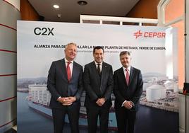 De izq. a dcha., Maarten Wetselaar, CEO de Cepsa, Juan Manuel Moreno Bonilla, presidente de la Junta de Andalucía, y Brian Davis, CEO de C2X