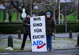 Simpatizantes de AfD se manifiestan en una calle de la ciudad alemana de Bonn.