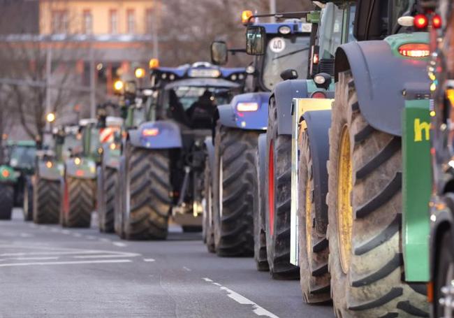 Agricultores bloquean con sus tractores una calle este miércoles en la localidad germana de Ellwangen.