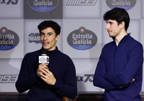 Los pilotos y hermanos Marc y Álex Márquez, durante el acto que protagonizaron este miércoles.