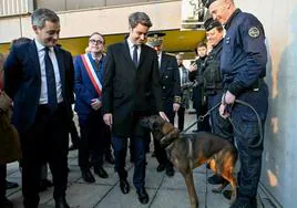 El nuevo primer ministro de Francia, Gabriel Attal, en el centro, visita una comisaría junto al titular de Interior, Gérald Darmanin.