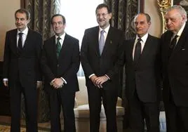 Los expresidentes del Gobierno José Luis Riodríguez Zapatero (i) y Mariano Rajoy; los ex presidentes del Congreso José Bono (2-i), Landelino Lavilla (2-d) y Fernando Álvarez de Miranda (d).