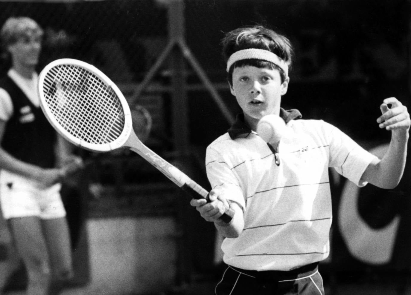 Federico (14 años) juega con el tenista danés Peter Bastiansen en Aarhus.