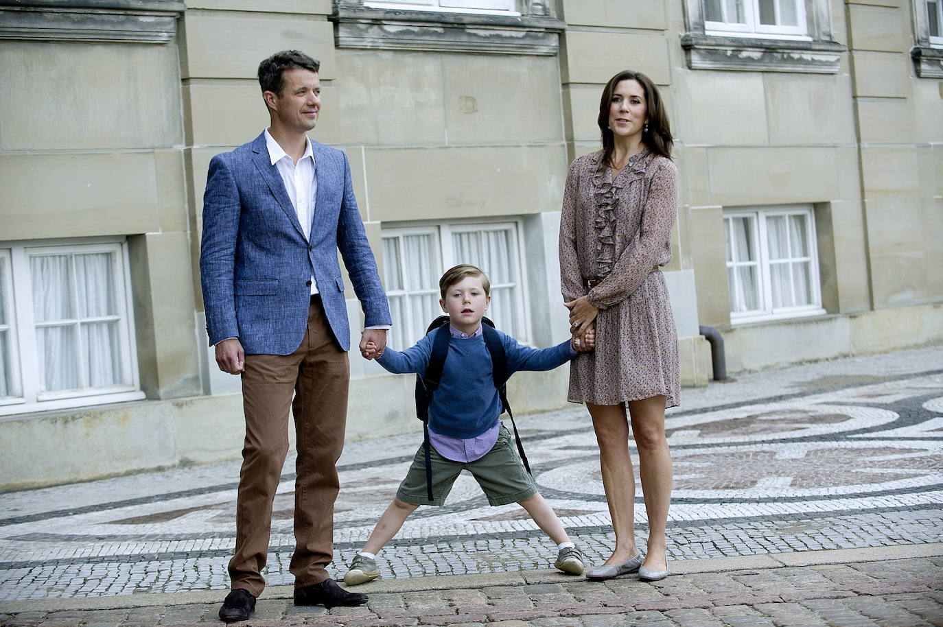 Federico y Mary acompañan a su hijo mayor, Cristian, en su primer día de colegio en Copenhague en 2011.