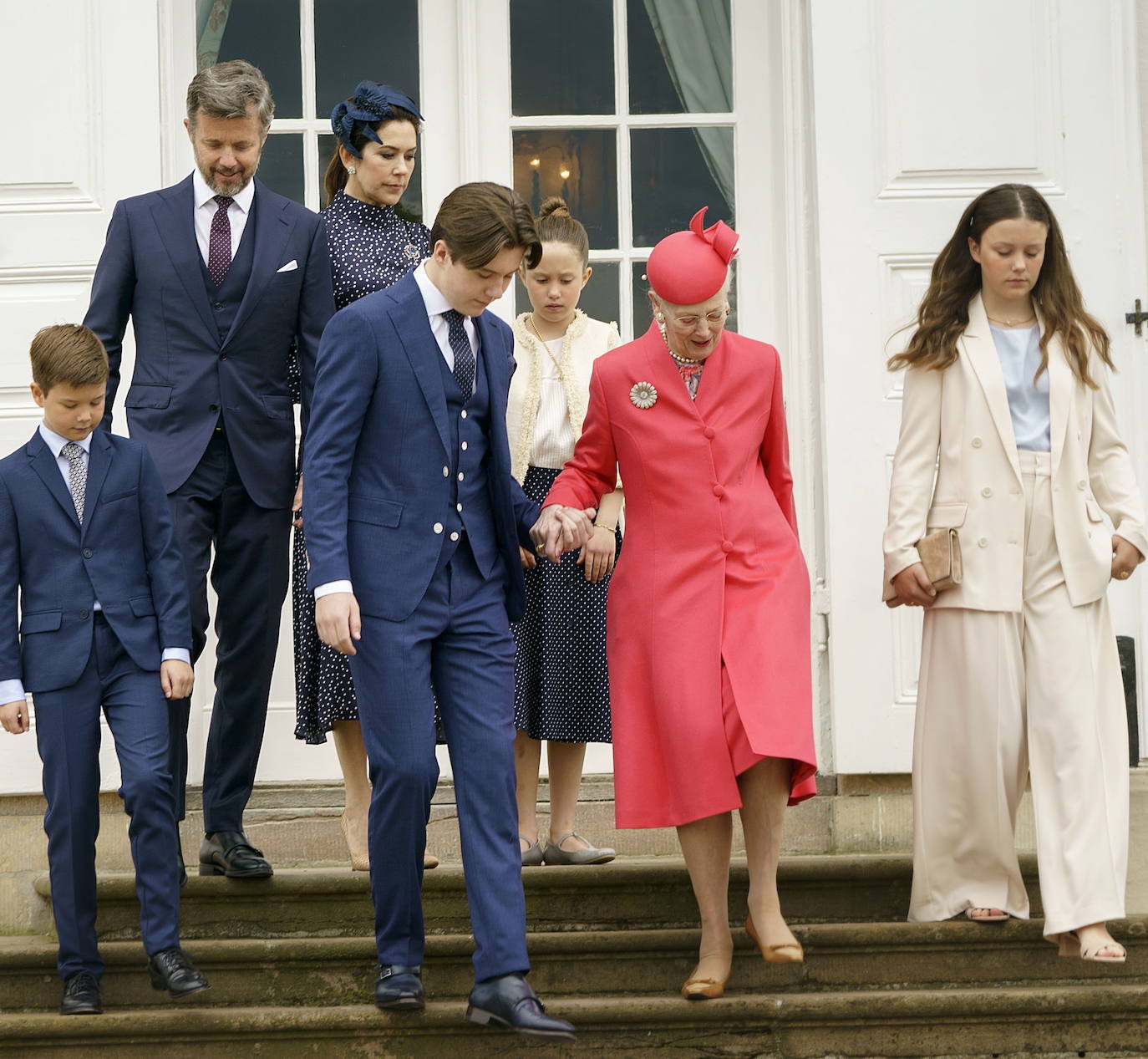 Federico y Mary salen de la iglesia del castillo de Fredensborg junto a sus cuatro hijos (Cristian, Isabel y los mellizos Vicente y Josefina) y la reina Margarita en 2021.