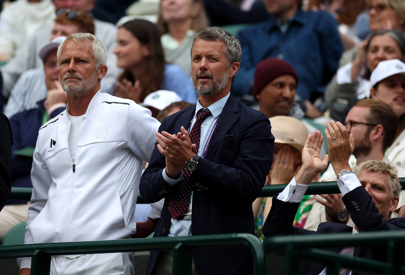 El entonces príncipe danés disfruta de un partido de tenis en Wimbledon en 2023.