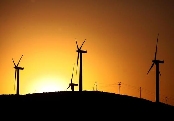 Molinos de viento en la isla griega de Evia.