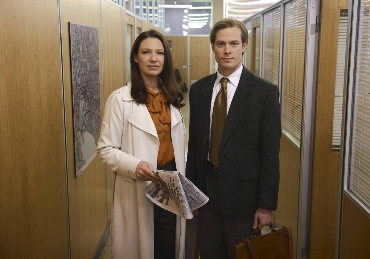 Helen (Anna Torv) y Dale (Sam Reid), los presentadores de 'Noticias Seis'.