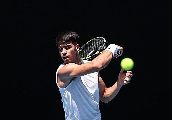Carlos Alcaraz ultima su puesta a punto para el Abierto de Australia.