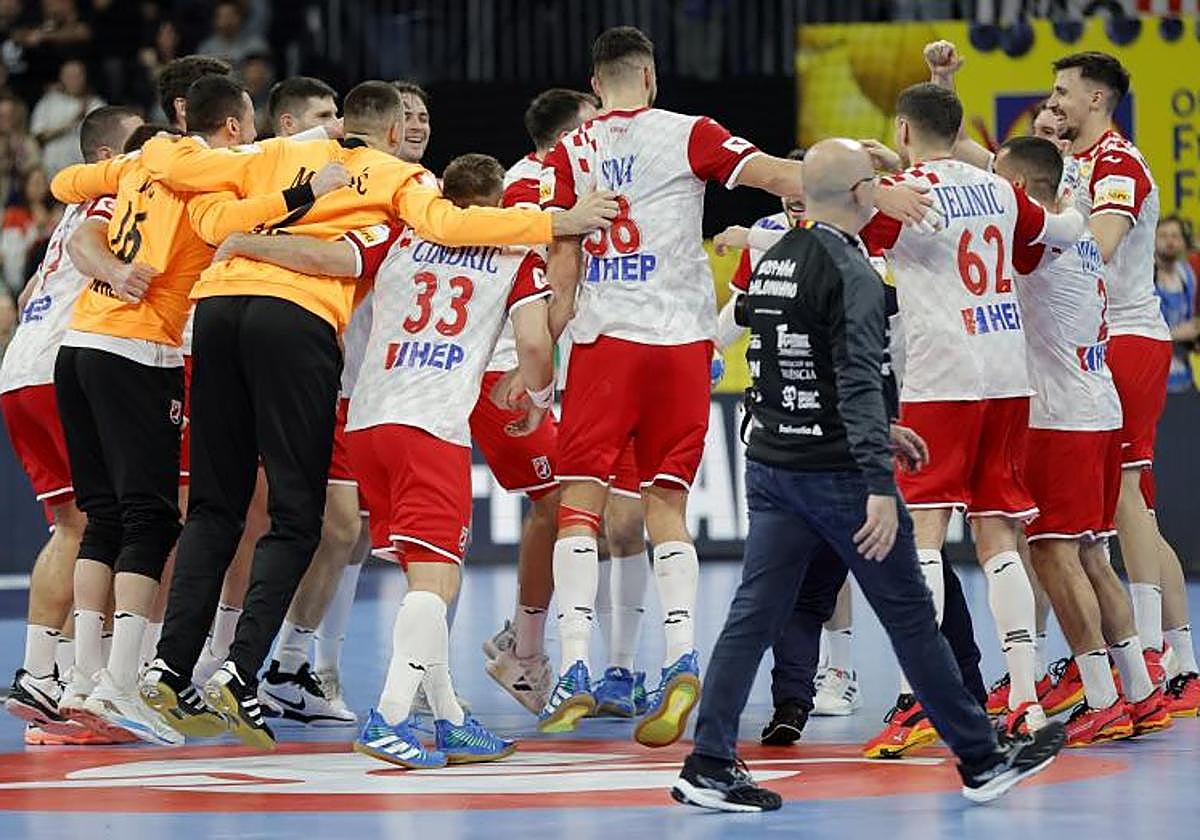 Los jugadores croatas celebran la victoria en presencia de Jordi Ribera.