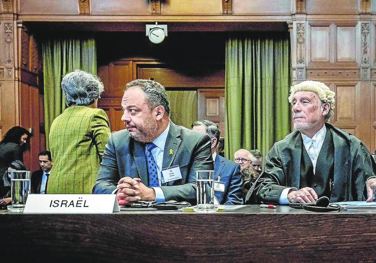 El equipo de defensa israelí en la Corte Internacional de Justicia durante el proceso por la denuncia sudafricana de genocidio.