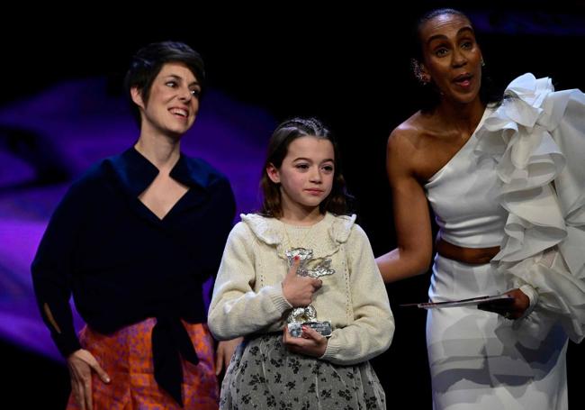 Estíbaliz Urresola con la pequeña Sofía Otero, premio de interpretación en la Berlinale.