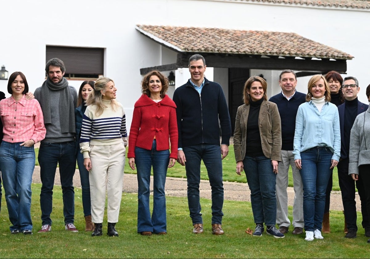 Sánchez este sábado con parte de sus ministros frente a la entrada de Quintos de Mora.