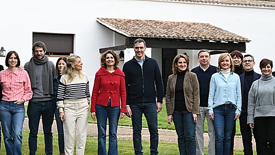 Sánchez intenta rearmarse en un retiro con sus ministros ante la legislatura más difícil