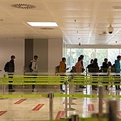 Grupo de migrantes irregulares en el aeropuerto de Tenerife Sur antes de volar a la península