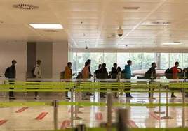 Grupo de migrantes irregulares en el aeropuerto de Tenerife Sur antes de volar a la península