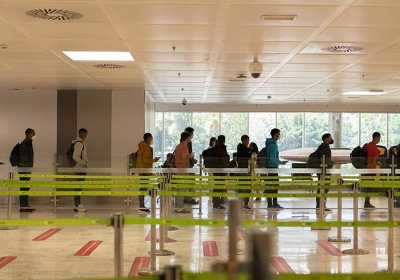 Grupo de migrantes irregulares en el aeropuerto de Tenerife Sur antes de volar a la península