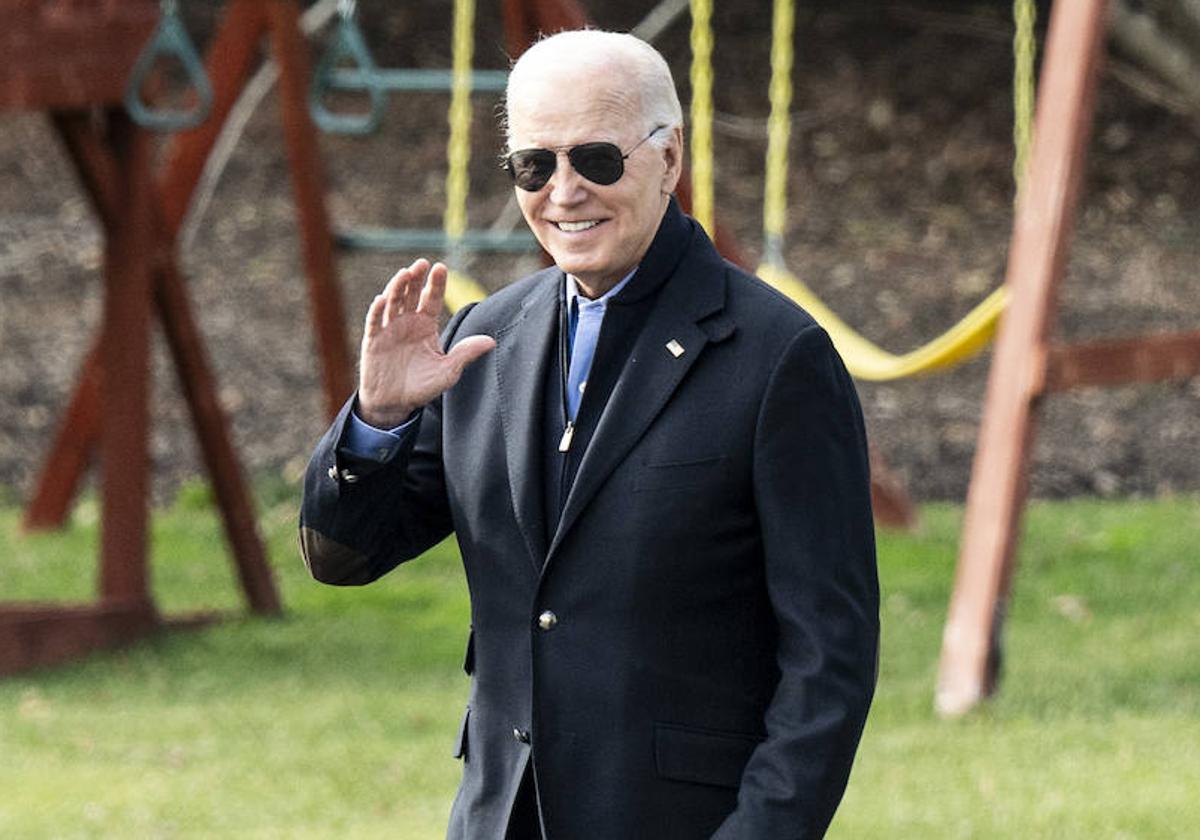 Biden saluda desde el jardín de la Casa Blanca.