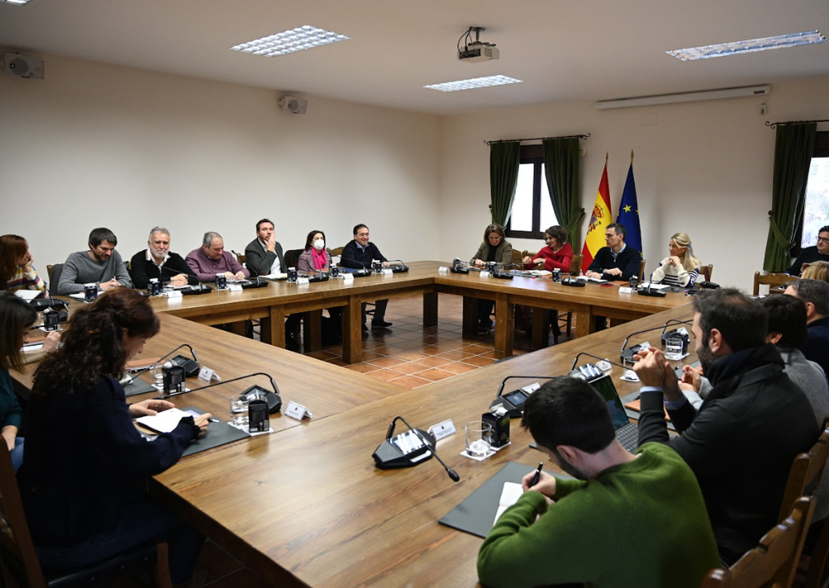 Imagen secundaria 1 - Distintos momentos de Pedro Sánchez con sus ministros en la finca de Quintos de Mora. 