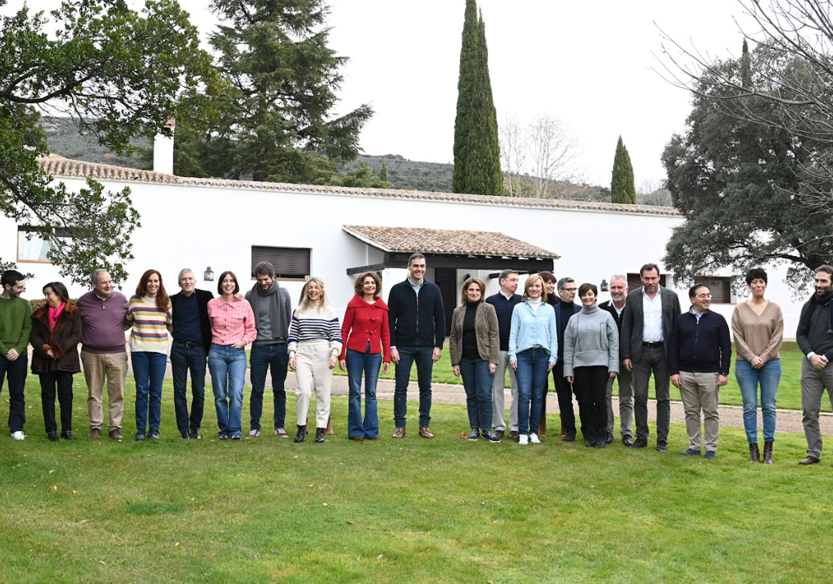 Imagen principal - Distintos momentos de Pedro Sánchez con sus ministros en la finca de Quintos de Mora. 