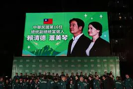 Una imagen de presidente electo de Taiwán proyectada en la sede de su partido durante la jornada electoral.