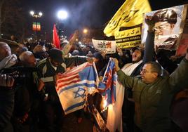 Manifestantes queman banderas de Israel, Estados Unidos y Reino Unido en la capital iraquí, Teherán.