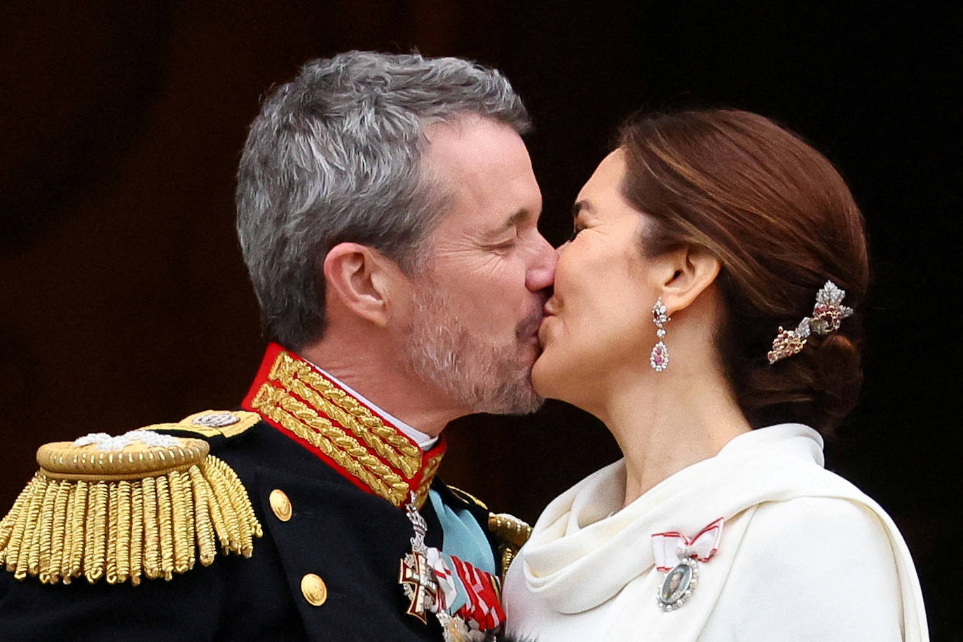 El beso de los nuevos monarcas era uno de los momentos más esperados de la jornada. 