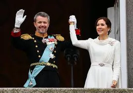 Federico y Mary saludan desde el balcón del palacio de Christiansborg ya como reyes de Dinamarca.
