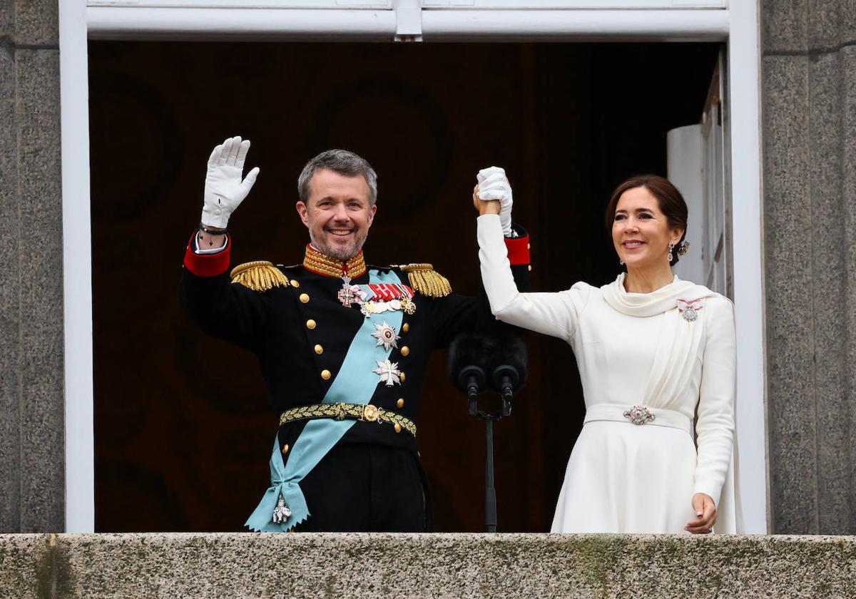 Federico y Mary saludan desde el balcón del palacio de Christiansborg ya como reyes de Dinamarca.