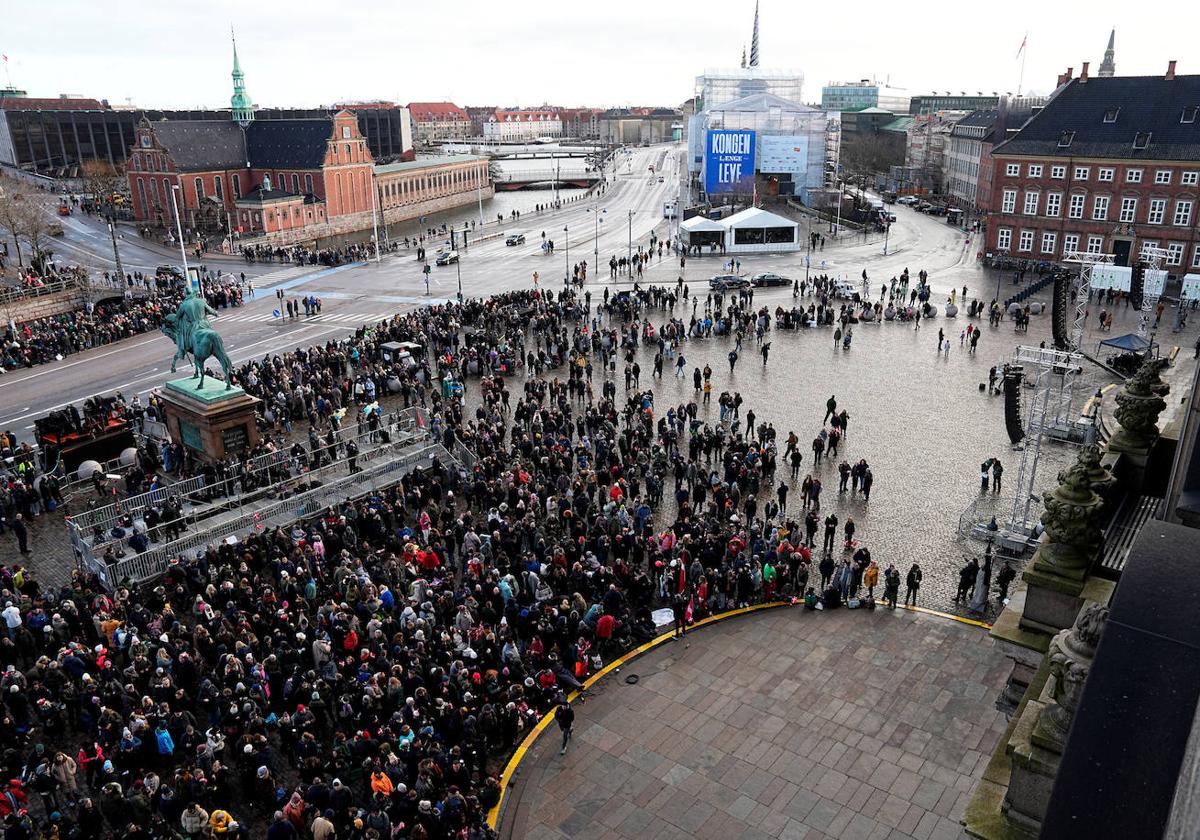 Decenas de personas están desde primera hora en la plaza frente al palacio de Christiansborg en Copenhague.