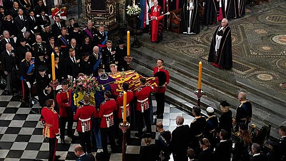 Isabel II murió dormida en su cama «sin enterarse de nada»