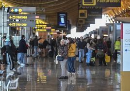 Viajeros en el aeropuerto de Madrid Barajas.