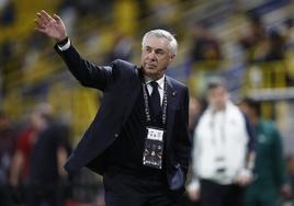 Carlo Ancelotti saluda tras la victoria del Real Madrid en la final de la Supercopa de España.