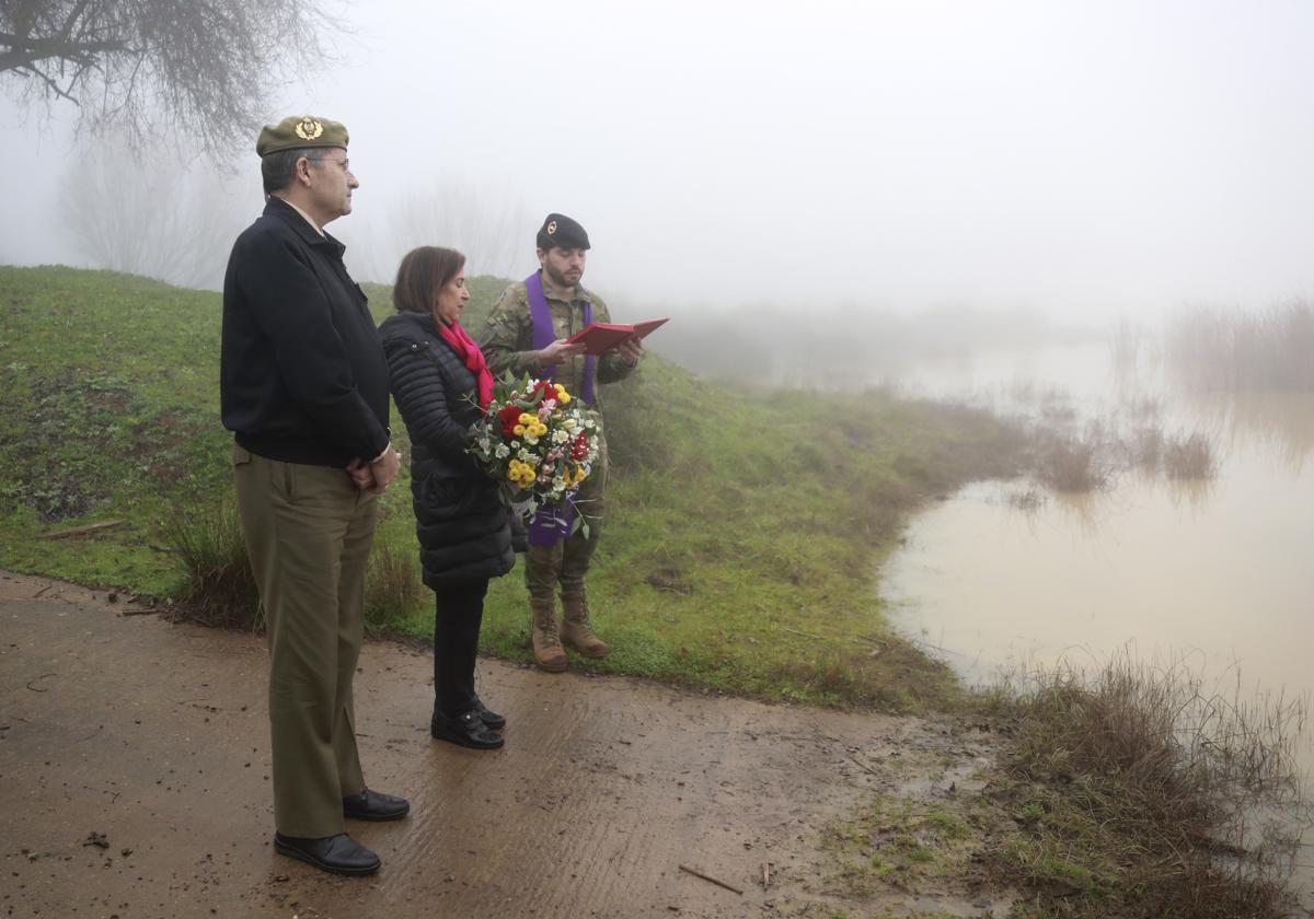 La ministra Margarita Robles preside un homenaje a los fallecidos.