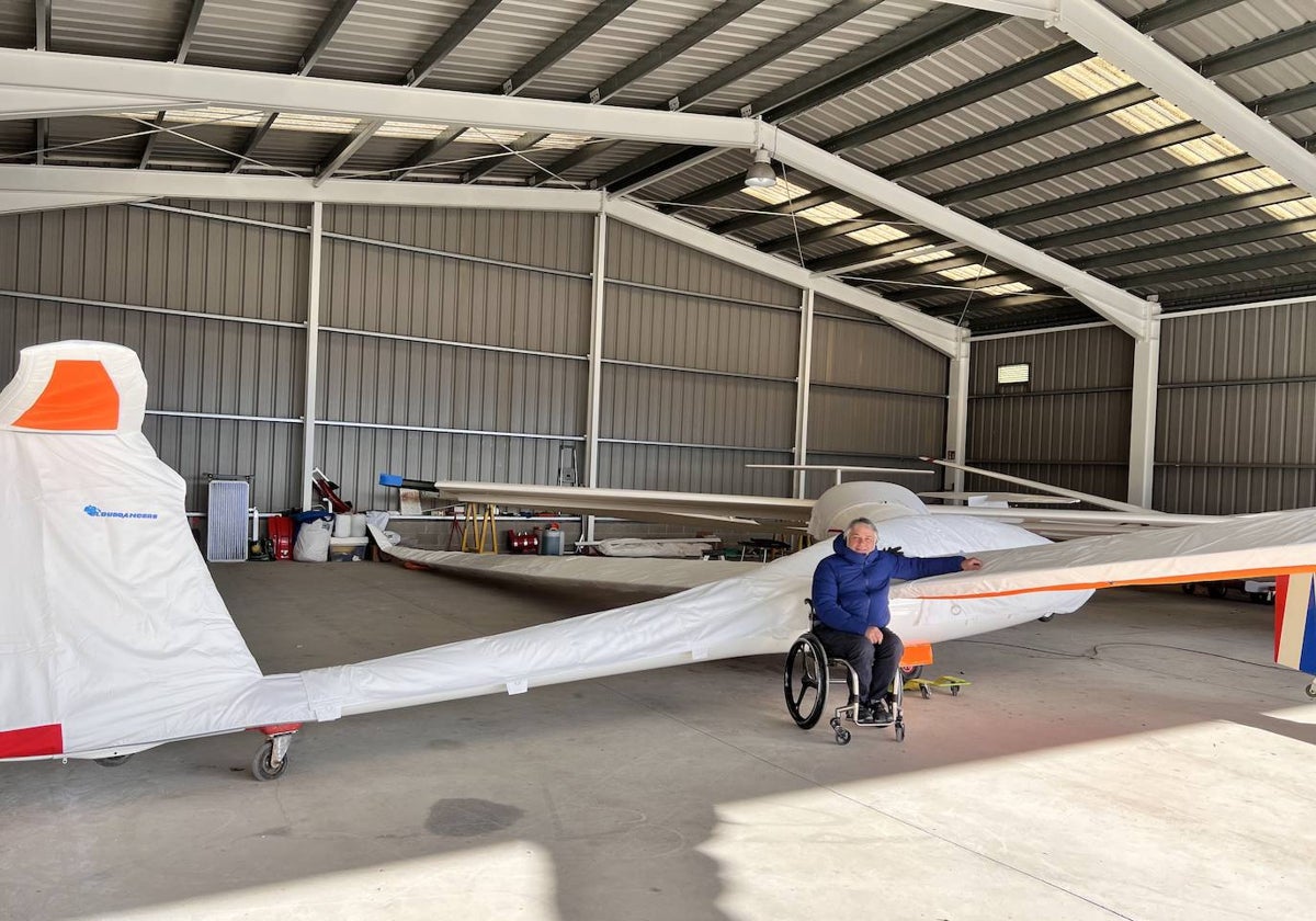 Carlos de Albert, vicepresidente de Sillas Voladoras, junto a una de las aeronaves de la asociación.