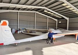Carlos de Albert, vicepresidente de Sillas Voladoras, junto a una de las aeronaves de la asociación.
