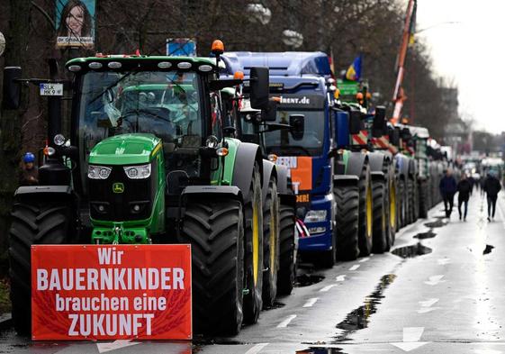 Tractores y camiones alineados en una calle durante una protesta de agricultores y camioneros en Berlín