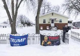 Carteles en favor de Trump en Iowa, donde una borrasca invernal ha cubierto de frío y nieve el paisaje.