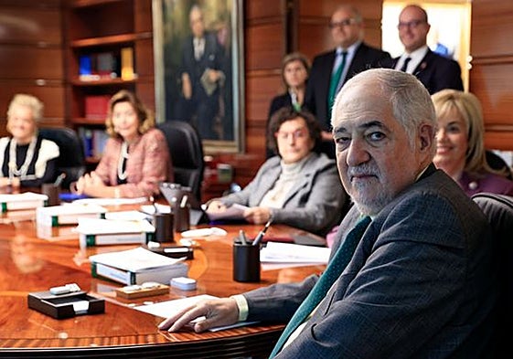 El presidente del Constitucional, Cándido  Conde-Pumpido, en una reunión del Pleno