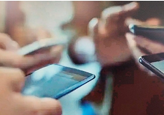 El Gobierno prepara una 'app' para cerrar el acceso de los menores a las webs porno