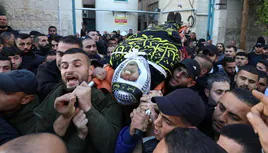 Palestinos portan el cadáver de una de las víctimas tras el ataque a Yenín.