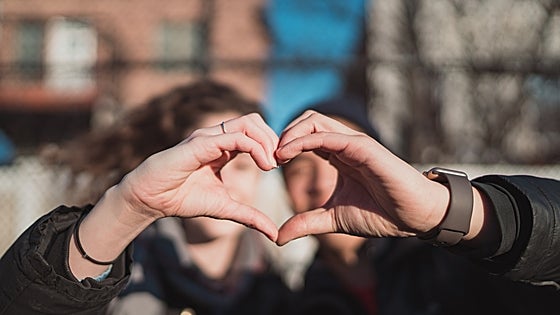 San Valentín 2024: Los mejores regalos para sorprenderlas a ellas